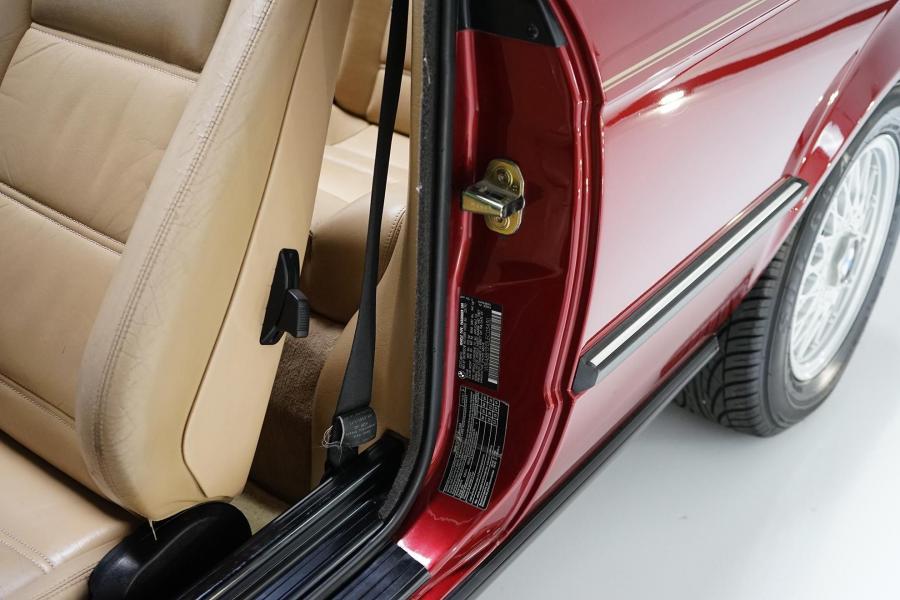 Детали интерьера BMW 325i Convertible (Calypso Red) 1990 года  (фото 136 из 190)
